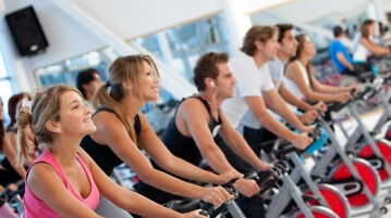 7 Dinge, die man beim Training im Fitnessstudio auf jeden Fall dabei haben sollte